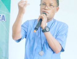 Dunia Membenci Kita