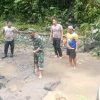 Babinsa Koramil Satar Mese dan Warga Hilihintir Gotong Royong Bersihkan Saluran Irigasi Sawah
