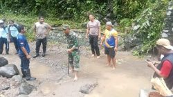 Babinsa Koramil Satar Mese dan Warga Hilihintir Gotong Royong Bersihkan Saluran Irigasi Sawah