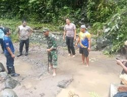 Babinsa Koramil Satar Mese dan Warga Hilihintir Gotong Royong Bersihkan Saluran Irigasi Sawah
