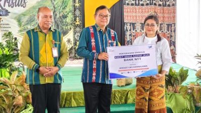 Direktur Utama Bank NTT, Charlie Paulus didampingi Komisaris Independen Bank NTT, Prof. Frans Gana menyerahkan KUR secara simbolis kepada jemaat GKS / foto: istimewa