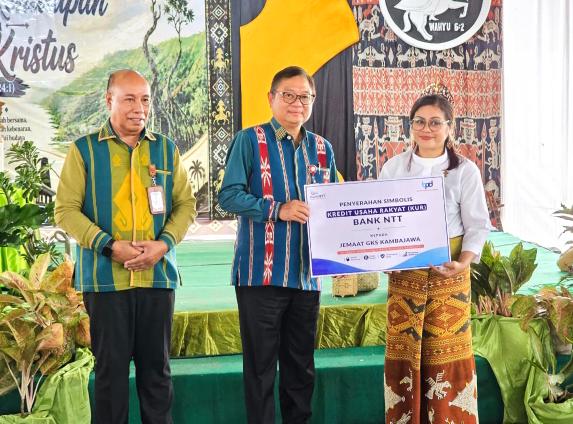 Direktur Utama Bank NTT, Charlie Paulus didampingi Komisaris Independen Bank NTT, Prof. Frans Gana menyerahkan KUR secara simbolis kepada jemaat GKS / foto: istimewa