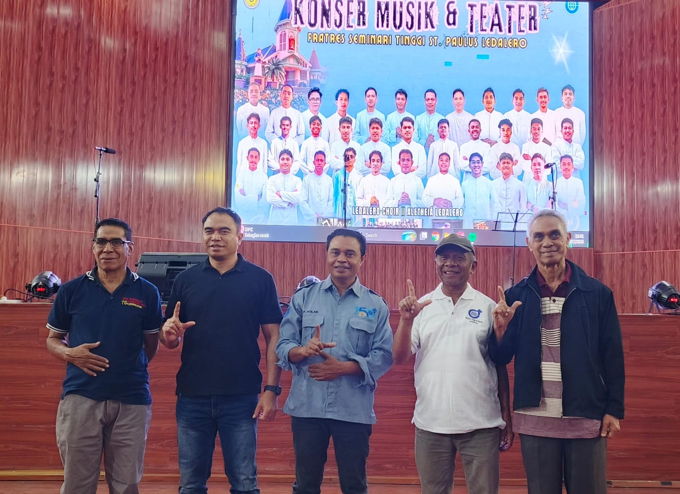 Panitia konser musik dan teater Frates Seminari Tinggi St. Paulus Ladelero / foto: Gorby Rumung