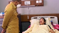 Wagub NTT Jenguk Mahasiswi Undana yang Depresi Skripsi Ditolak Ujian 12 Kali