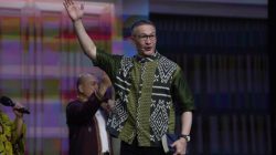 Stadion Oepoi Bergemuruh oleh Pujian, Ribuan Jemaat Ikuti KKR GMS Bersama Ps. Philip Mantofa
