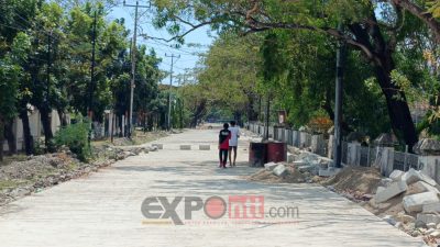 Jalan samping GOR Flobamora Kupang / foto: Gorby Rumung