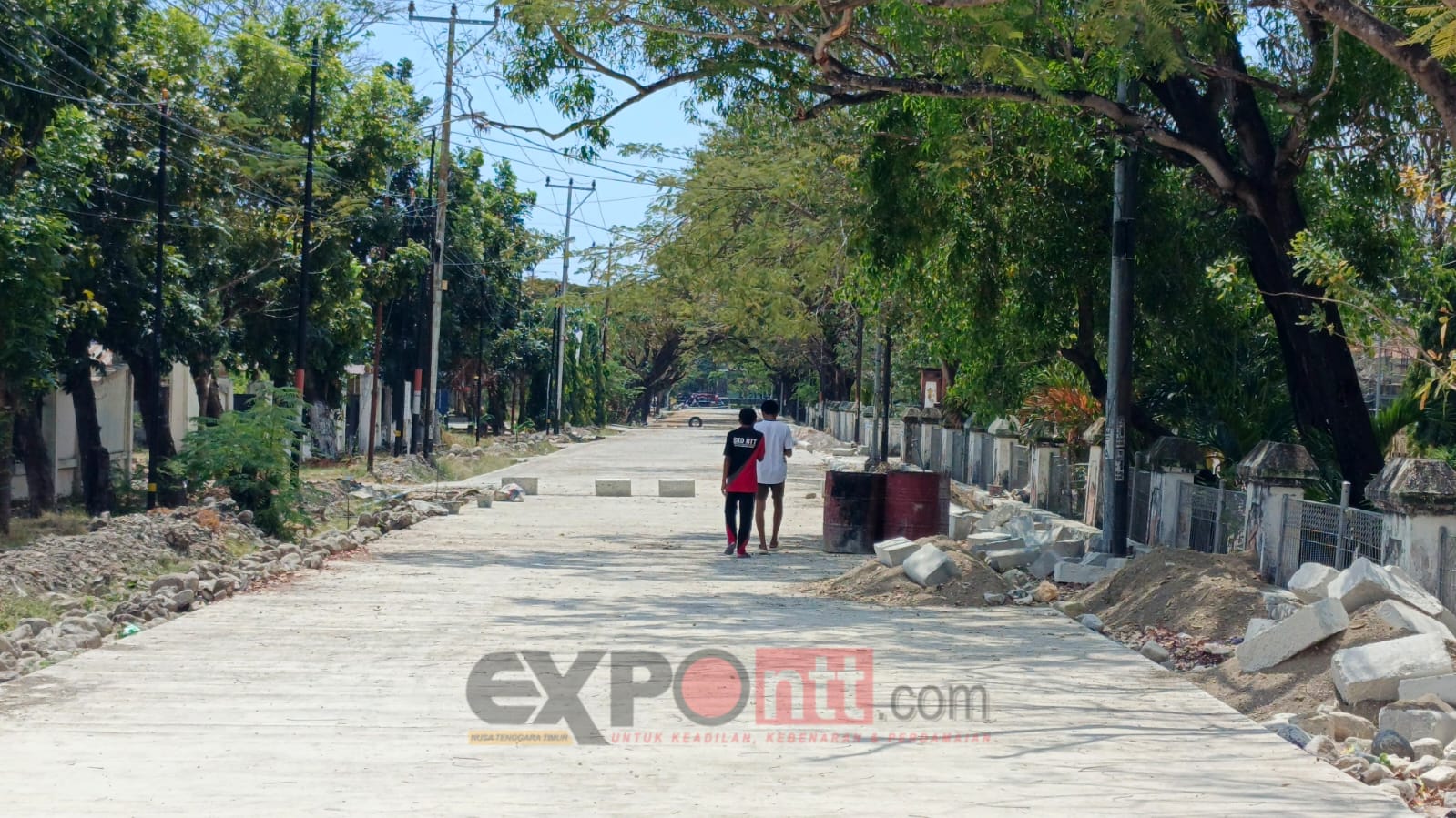 Jalan samping GOR Flobamora Kupang / foto: Gorby Rumung