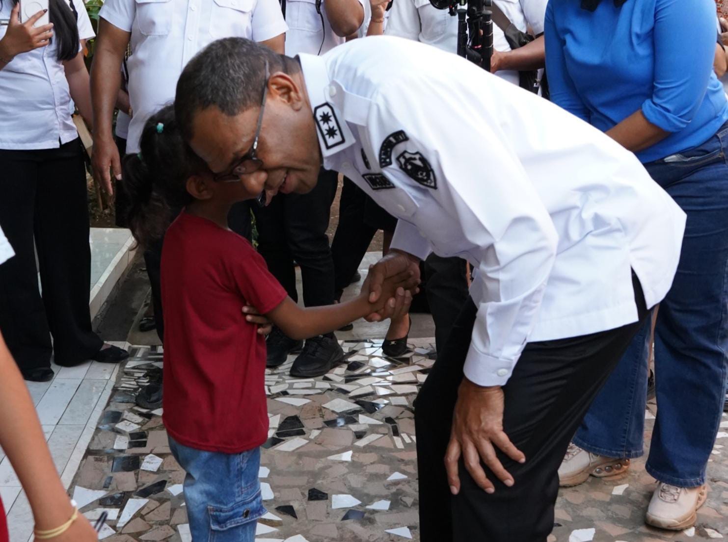 Wagub NTT, Johni Asadoma disambut seorang anak Panti Asuhan Asuhan Kristen (PAK) GMIT 221 Kota Kupang, Rabu, 12 Agustus 2026 / foto: istimewa