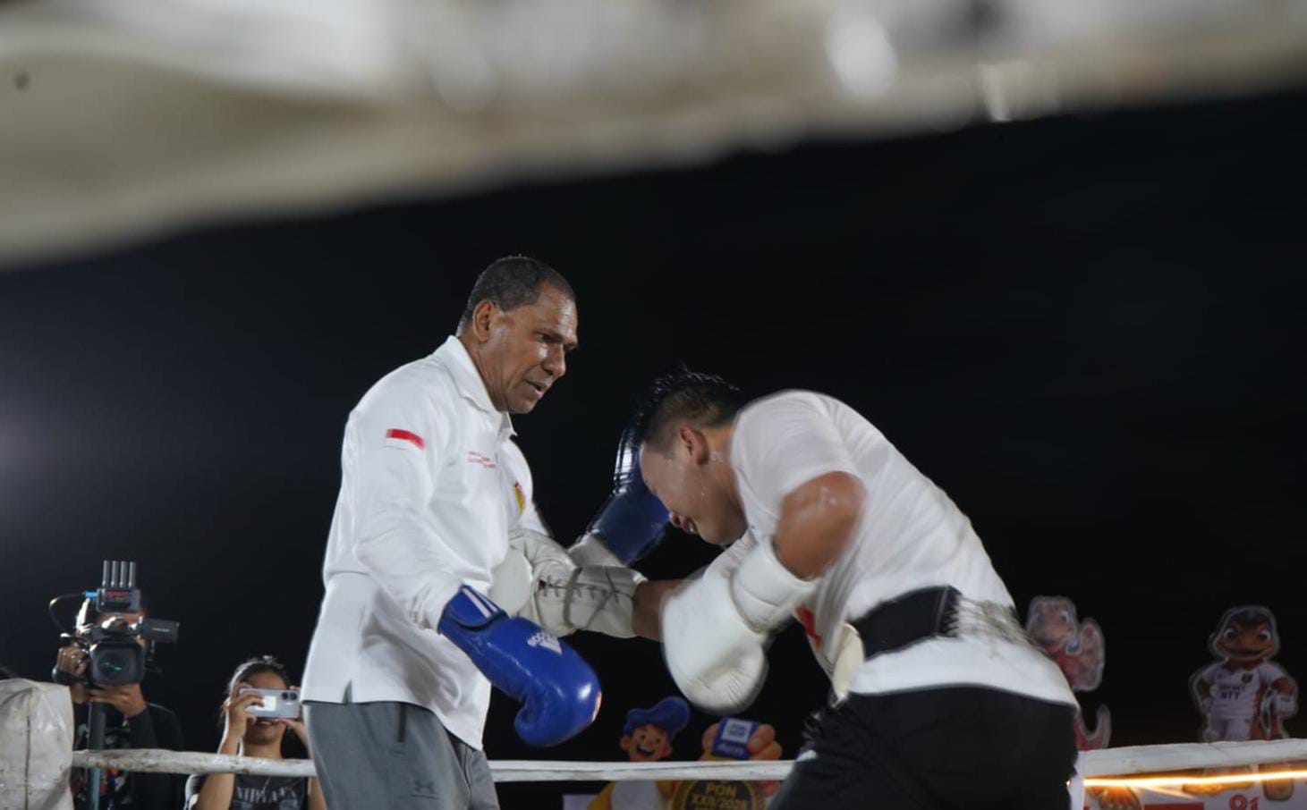 Wagub NTT Johni Asadoma saat menghadapi legenda tinju Indonesia Daud Yordan di Kupang, Minggu, 16 Agustus 2026 / foto: istimewa