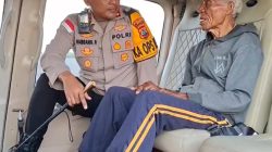 Polres Sikka Evakuasi Lansia Korban Gempa dari Palue ke Maumere dengan Helikopter