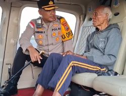Polres Sikka Evakuasi Lansia Korban Gempa dari Palue ke Maumere dengan Helikopter