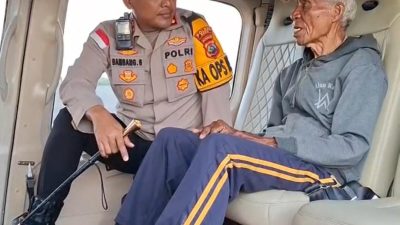 Polres Sikka Evakuasi Lansia Korban Gempa dari Palue ke Maumere dengan Helikopter