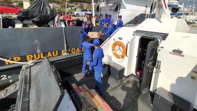 Polairud Polda NTT Antar Bantuan Gempa ke Pulau Papagarang, Warga Pesisir Tak Luput dari Perhatian