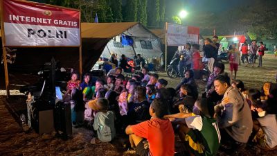 Anak-anak di pos pengungsian di Mbay nonton film bersama yang dibuka oleh Polres Nagekeo / foto: Bambang Nurdiansyah
