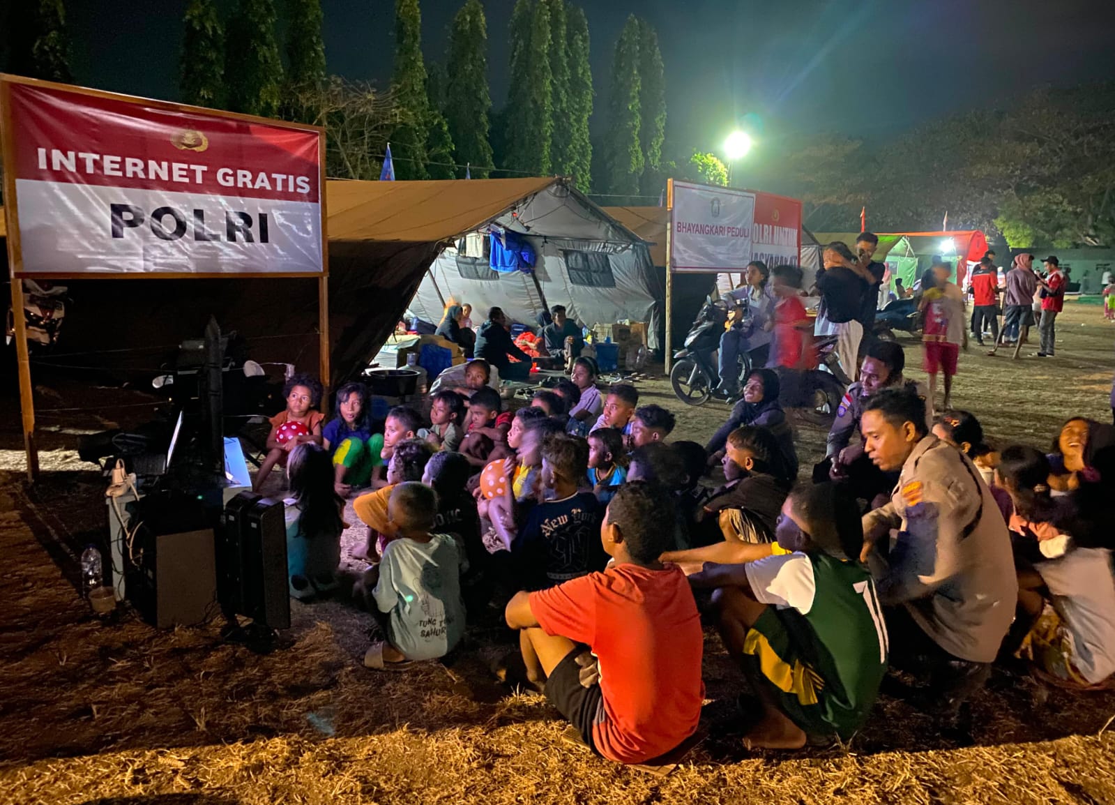 Anak-anak di pos pengungsian di Mbay nonton film bersama yang dibuka oleh Polres Nagekeo / foto: Bambang Nurdiansyah