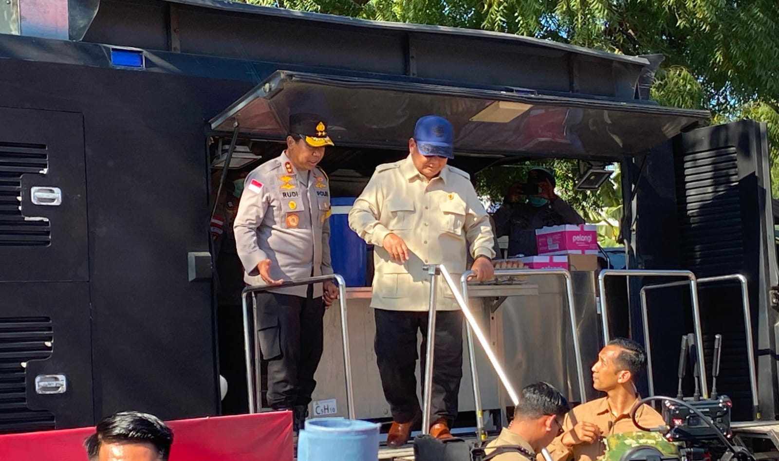 Presiden Prabowo saat mengecek dapur lapangan Polri untuk pengungsi gempa di Nagekeo bersama Kapolda NTT Rudi Darmoko, Rabu, 26 Agustus 2026 / foto: Bambang Nurdiansyah