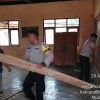 Sekolah Rusak Dihantam Gempa, Polisi Turun Tangan Bersihkan Puing di Manggarai Barat
