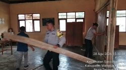 Sekolah Rusak Dihantam Gempa, Polisi Turun Tangan Bersihkan Puing di Manggarai Barat