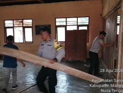 Sekolah Rusak Dihantam Gempa, Polisi Turun Tangan Bersihkan Puing di Manggarai Barat