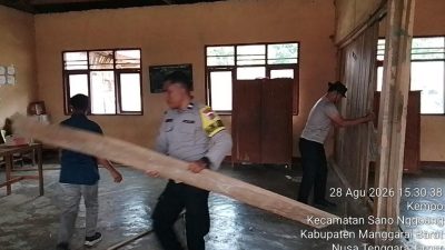 Sekolah Rusak Dihantam Gempa, Polisi Turun Tangan Bersihkan Puing di Manggarai Barat