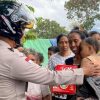 Jalan Sulit Bukan Halangan, Kapolres Manggarai Timur Naik Motor Antar Bantuan ke Kampung Terpencil