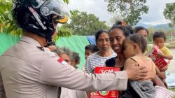 Jalan Sulit Bukan Halangan, Kapolres Manggarai Timur Naik Motor Antar Bantuan ke Kampung Terpencil