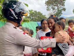 Jalan Sulit Bukan Halangan, Kapolres Manggarai Timur Naik Motor Antar Bantuan ke Kampung Terpencil