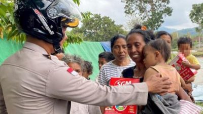 Jalan Sulit Bukan Halangan, Kapolres Manggarai Timur Naik Motor Antar Bantuan ke Kampung Terpencil