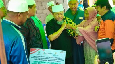 Gubernur Bengkulu Serahkan Bantuan Korban Gempa Flores di Mbay