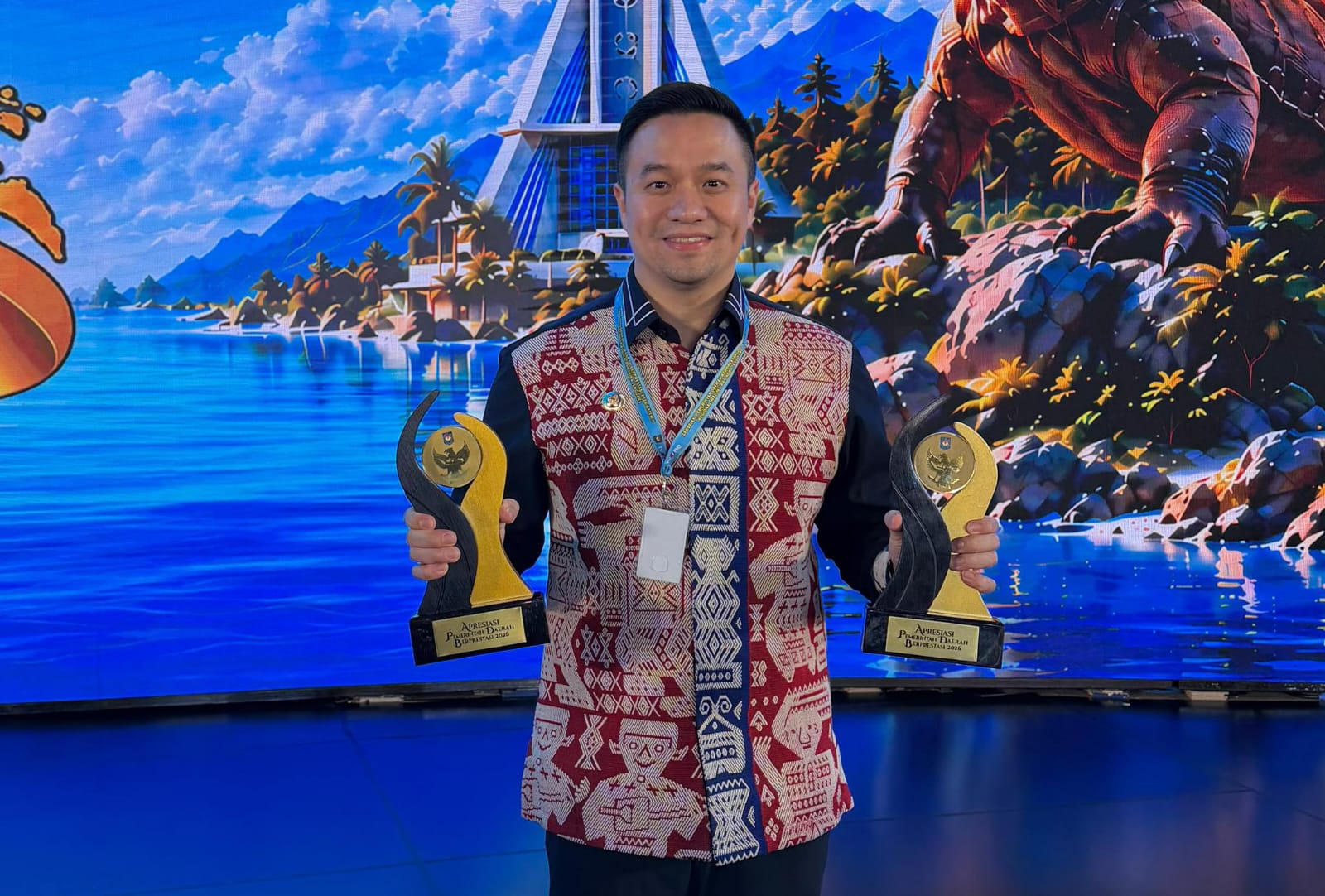 Wali Kota Kupang, dr. Christian Widodo saat menerima penghargaan untuk Kota Kupang dari Kemendagri dalam ajang Apresiasi Pemerintah Daerah Berprestasi 2026 Batch II Regional Maluku-Nusa Tenggara yang digelar Kementerian Dalam Negeri, Kamis, 17 September 2026 / foto: istimewa