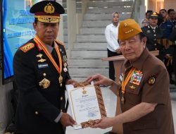 Kapolda NTT Rudi Darmoko Dianugerahi Bintang LVRI atas Pengabdian untuk Indonesia