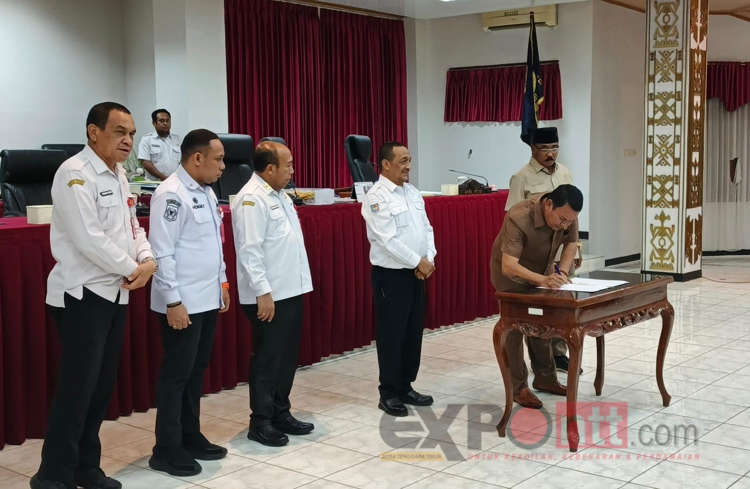 Pimpinan DPRD Kota Kupang bersama jajaran Setda Kota Kupang menandatangi kesepakatan bersama terkait Ranperda Perubahan APBD Tahun Anggaran 2026, Rabu, 23 September 2026 / foto: Gorby Rumung