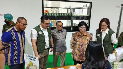 Gubernur Bank Indonesia Destry Damayanti dan Wagub NTT Johni Asadoma saat mengunjungi Pabrik La Moringa di Kupang, Sabtu, 3 Oktober 2026 / foto: Gorby Rumung