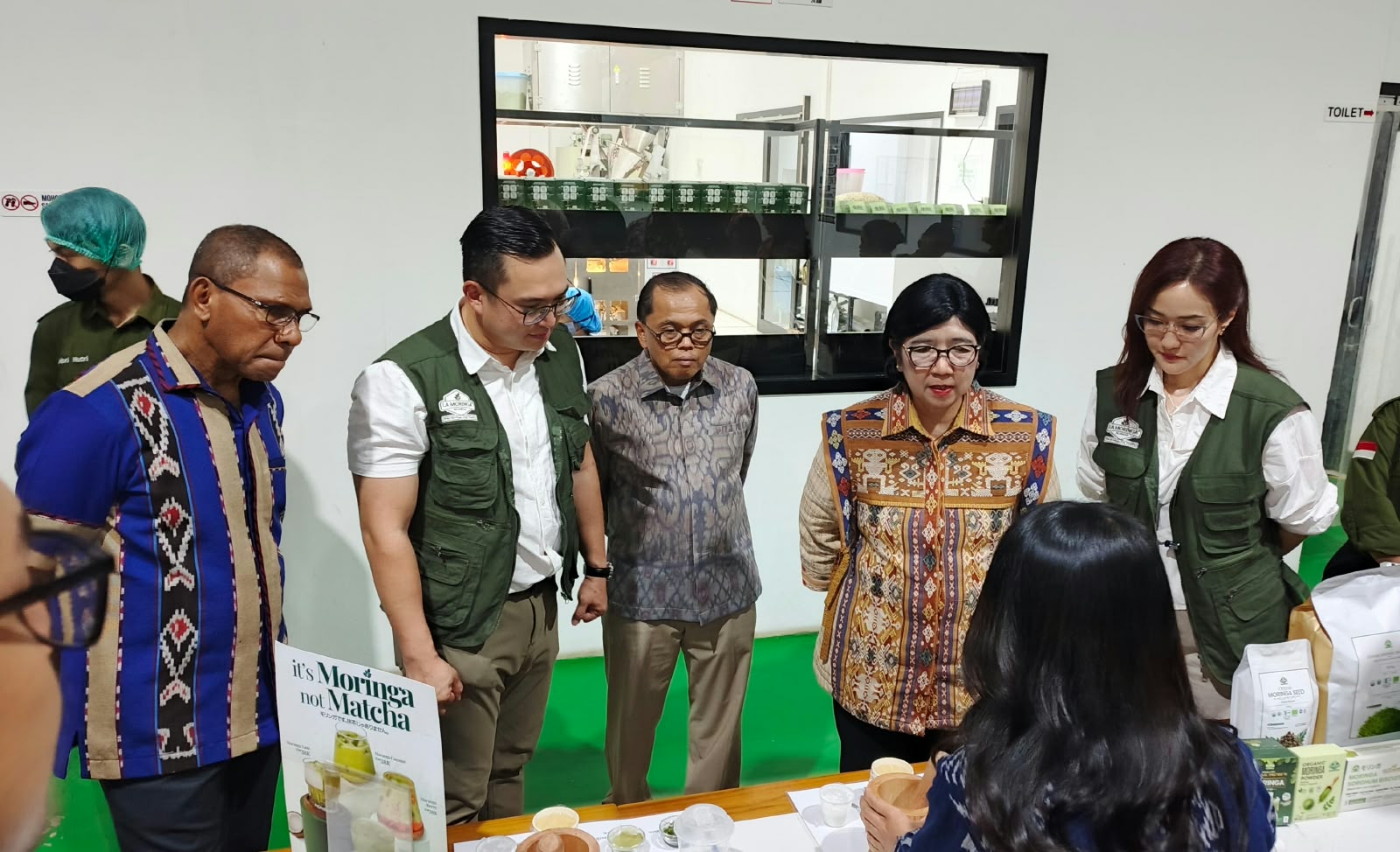 Gubernur Bank Indonesia Destry Damayanti dan Wagub NTT Johni Asadoma saat mengunjungi Pabrik La Moringa di Kupang, Sabtu, 3 Oktober 2026 / foto: Gorby Rumung