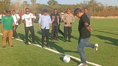 Tendangan pembuka LLMC III 2026 oleh Bupati Kupang Yos Lede dan Dirkrimsus Polda NTT Kombes Pol FX Irawan / foto: Gorby Rumung