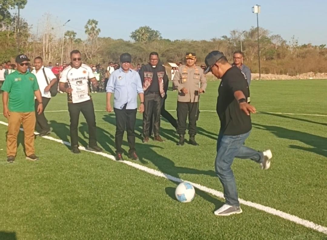 Tendangan pembuka LLMC III 2026 oleh Bupati Kupang Yos Lede dan Dirkrimsus Polda NTT Kombes Pol FX Irawan / foto: Gorby Rumung
